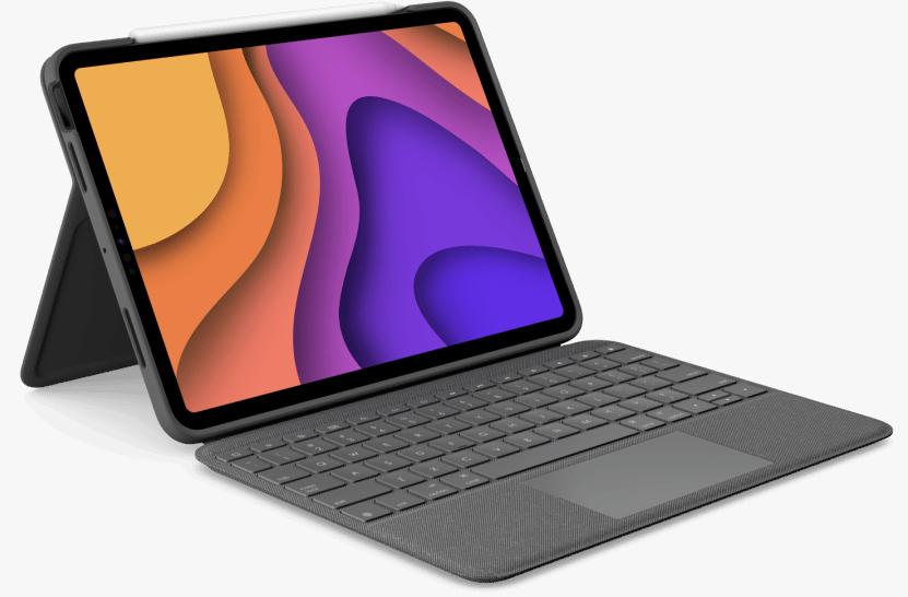 Une tablette avec un étui clavier et un stylet.