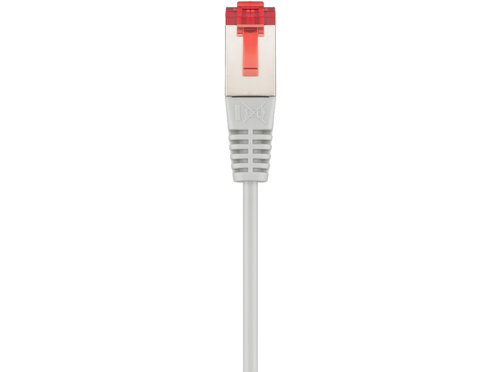 Primer plano de un cable de red blanco con un conector rojo.
