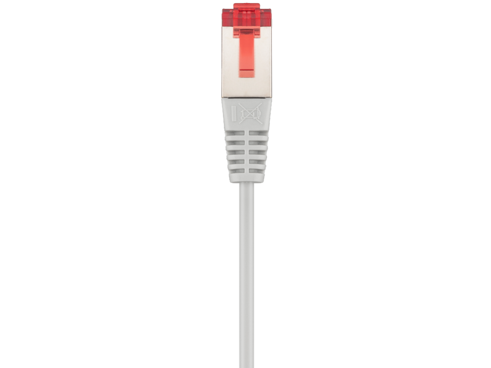 Primer plano de un cable de red con un conector rojo.