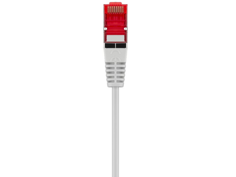 Primer plano de un cable ethernet con un conector rojo y un cable blanco.