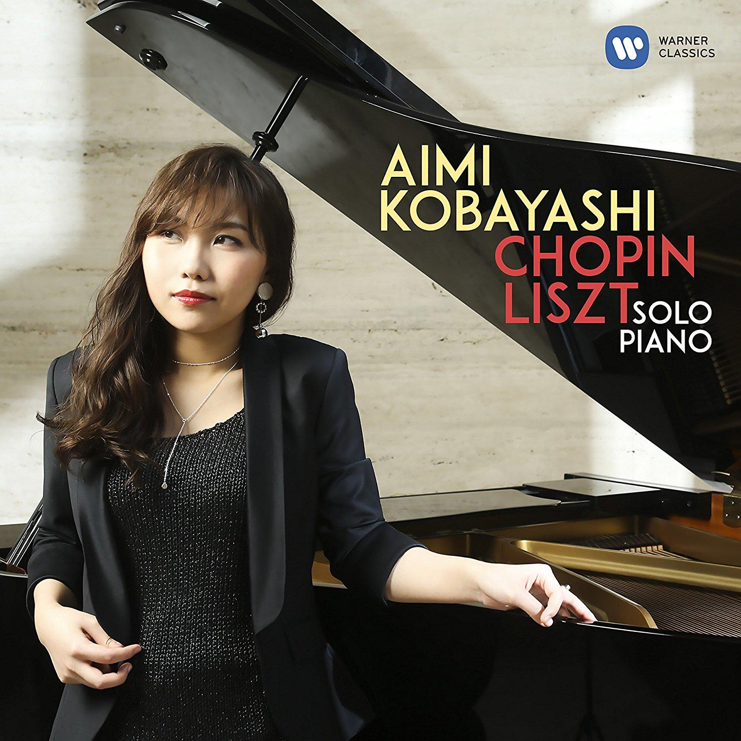 Egy fekete ruhás nő egy zongora előtt, szöveg: Aimi Kobayashi Chopin Liszt.