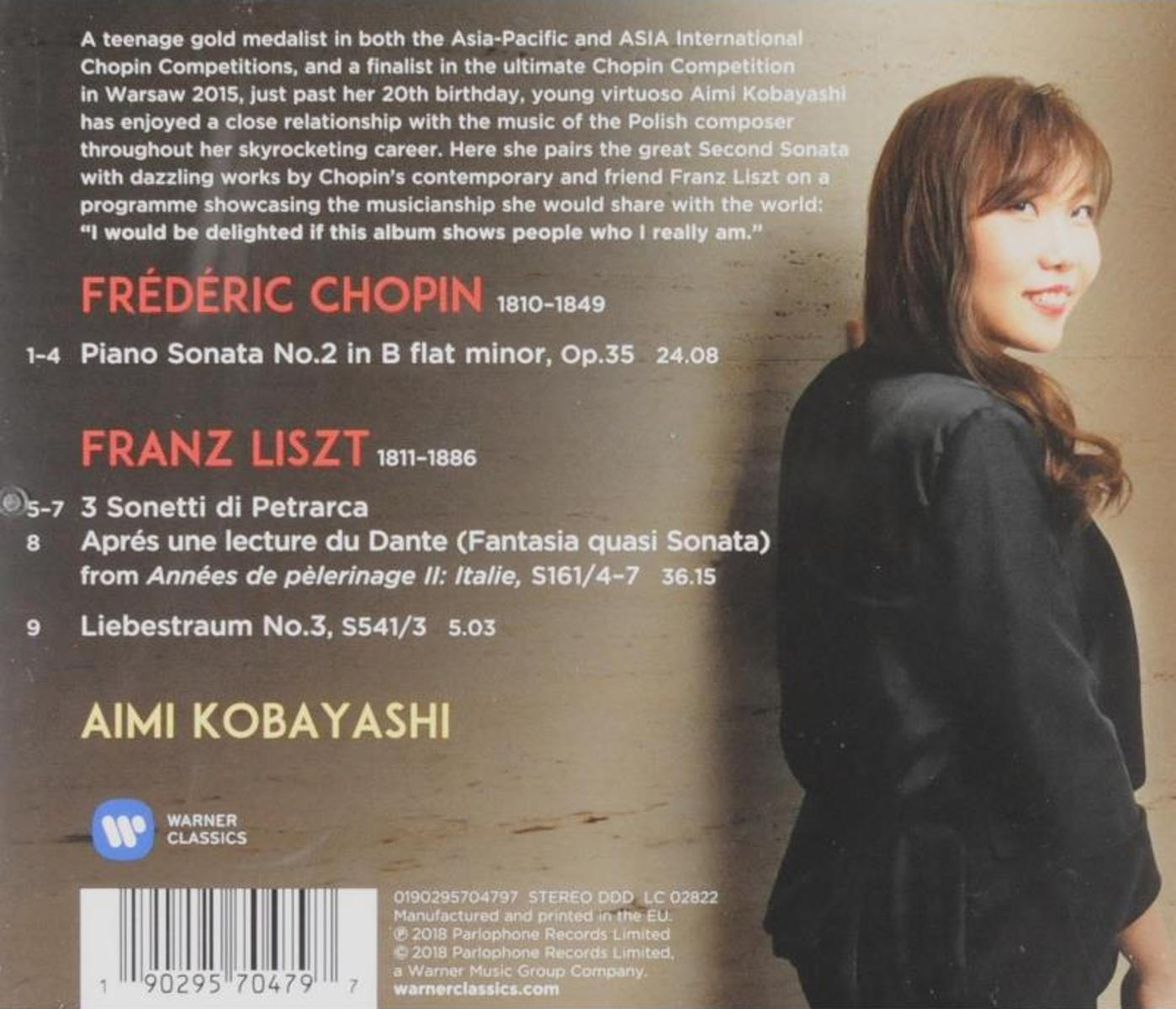 Egy fiatal zongorista, Aimi Kobayashi, jobbra mosolyog. Album számlista a háttérben.