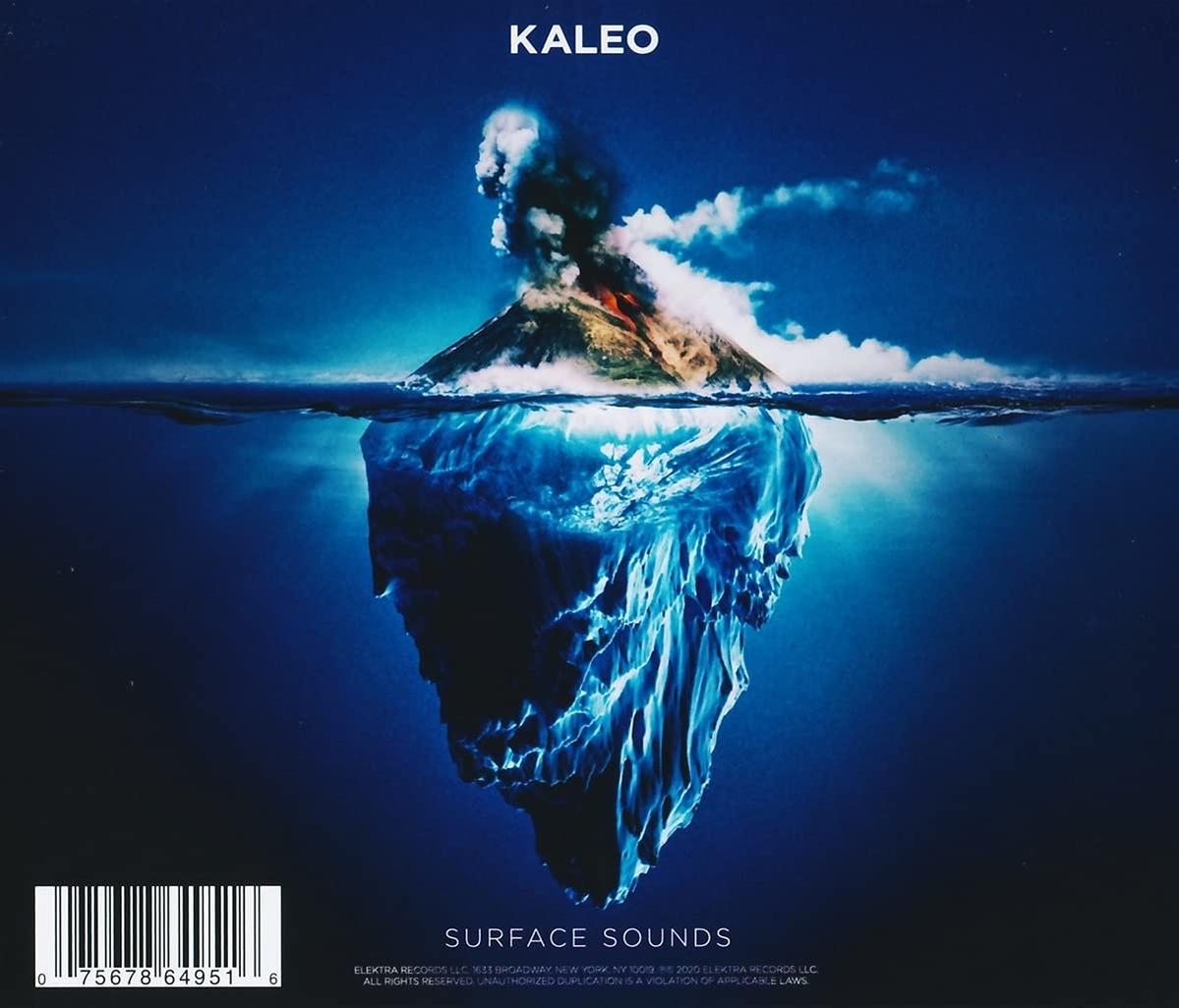 Albumcover mit einem Vulkan, der über einem blauen Eisberg ausbricht. Der Himmel ist blau.