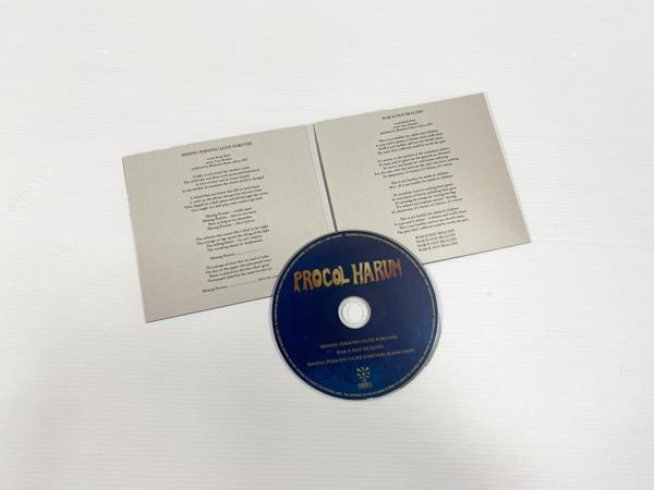 CD und Booklet mit Texten auf weißer Oberfläche.