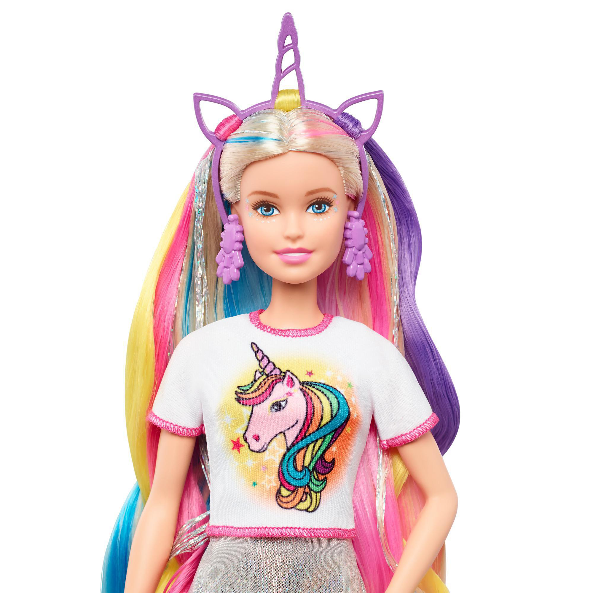 Eine Barbie-Puppe mit Regenbogenhaar und Einhorn-Stirnband, trägt weißes Hemd.