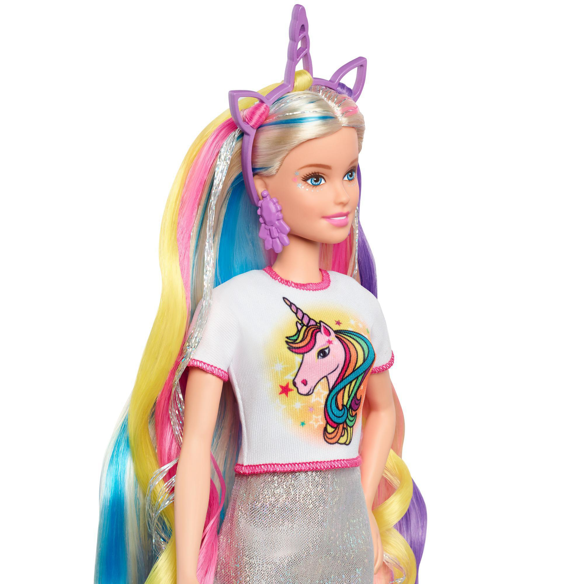 Barbie-Puppe mit Regenbogenhaaren, Einhorn-Shirt und silbernem Rock.