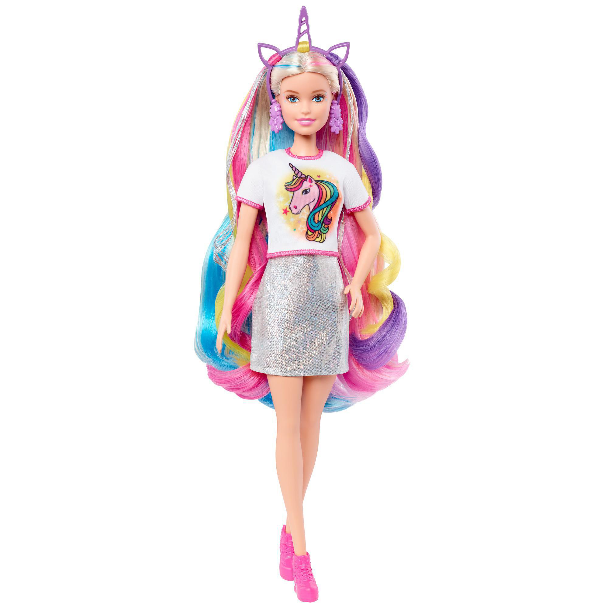 Barbie-Puppe mit bunten Haaren, einem Einhorn-Stirnband und einem glitzernden Rock, auf Weiß.