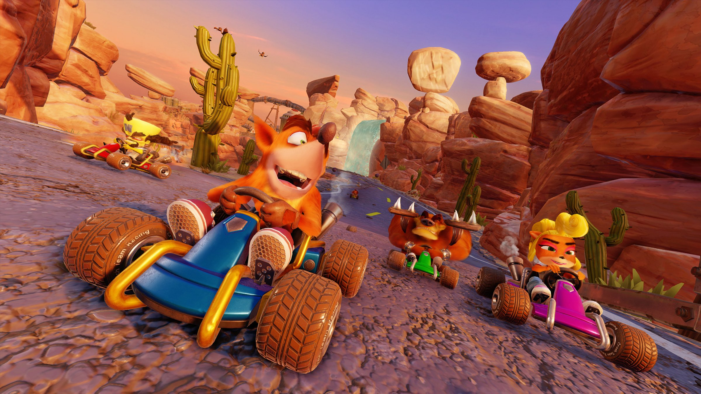 Scène de course de kart Crash Bandicoot avec des personnages sur la piste.