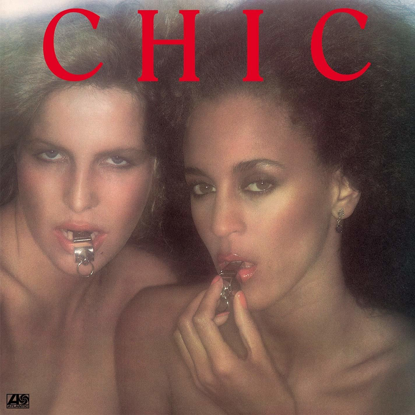 Couverture d'album de deux femmes avec des sifflets dans la bouche. Le mot 'CHIC' en rouge au-dessus.