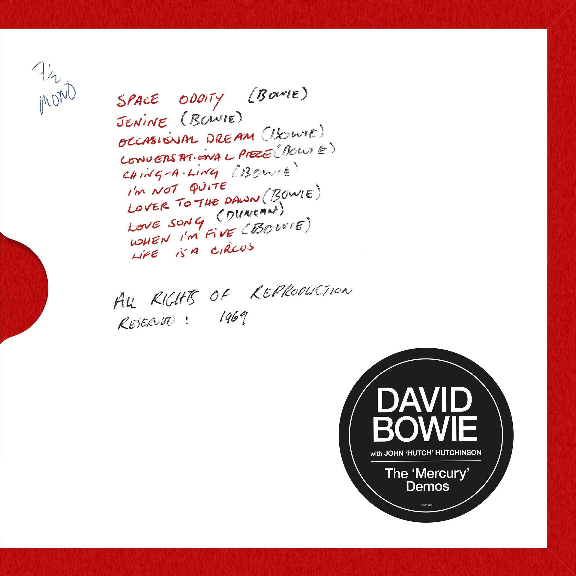 Kézzel írott dalszövegek piros szegéllyel, David Bowie logó alul.