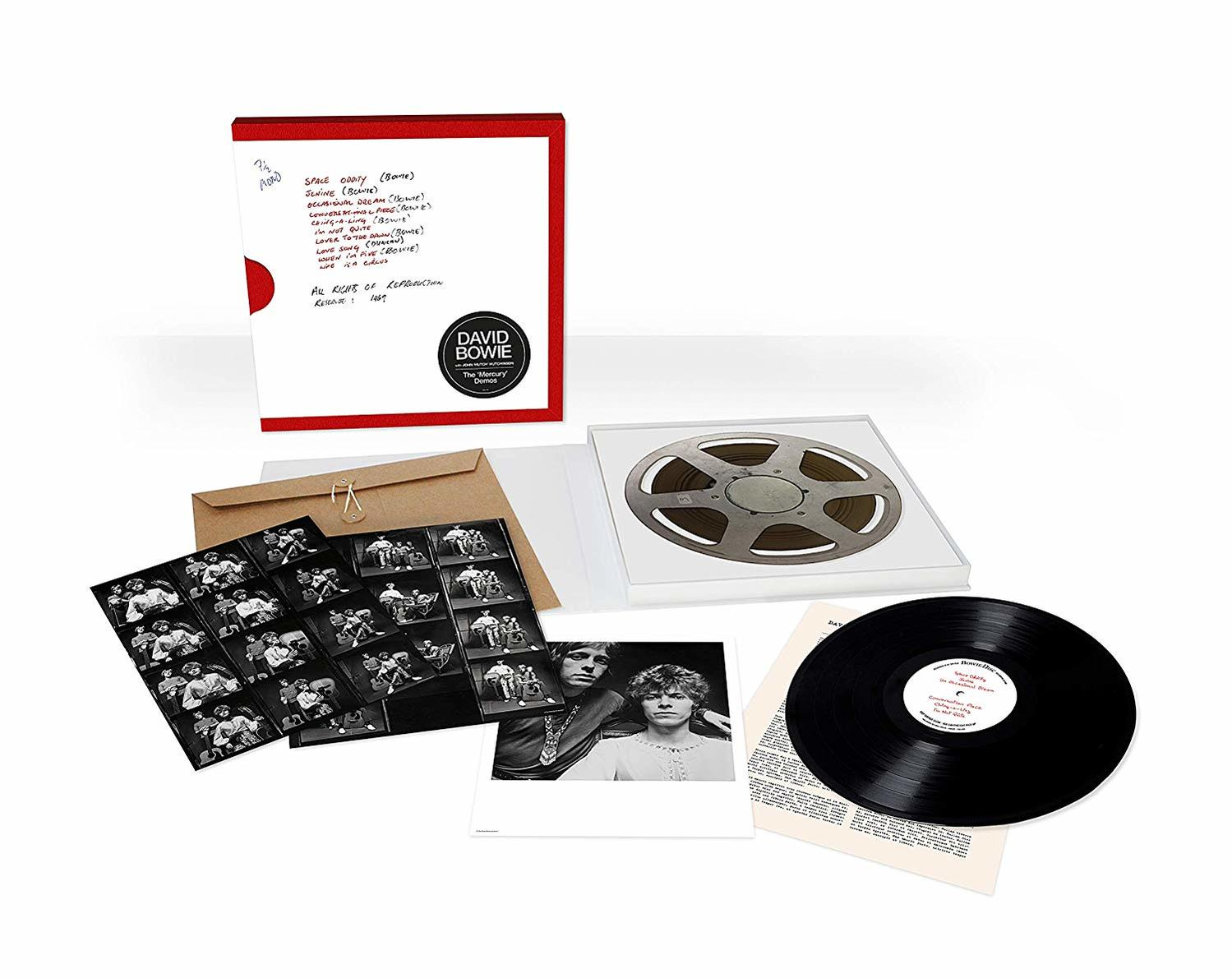Egy David Bowie albumkészlet: bakelit lemez, orsószalag, fotók és egy füzet, mind egy piros-fehér dobozban.