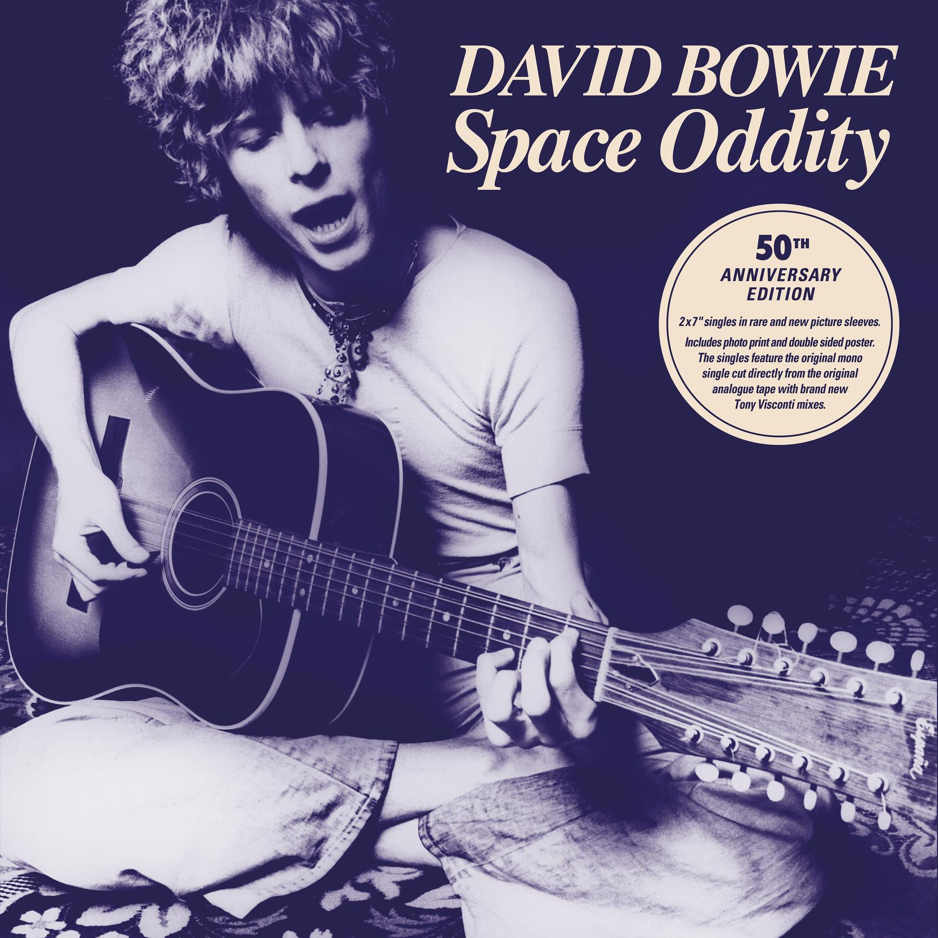 Mann spielt Gitarre, Albumcover mit Text.