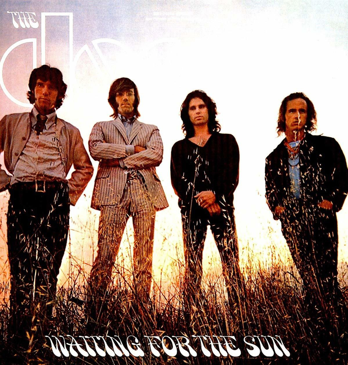 Albumcover: Vier Männer stehen im hohen Gras bei Sonnenuntergang. The Doors.