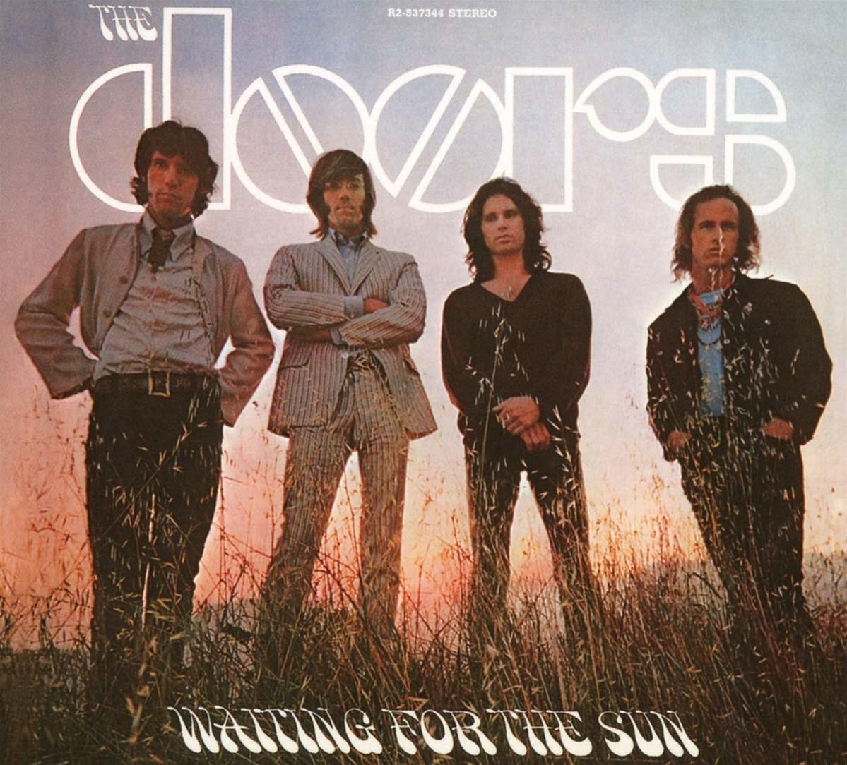 Albumcover von The Doors. Vier Männer in Anzügen stehen auf einem Feld. Der Titel lautet 'Waiting for the Sun'.