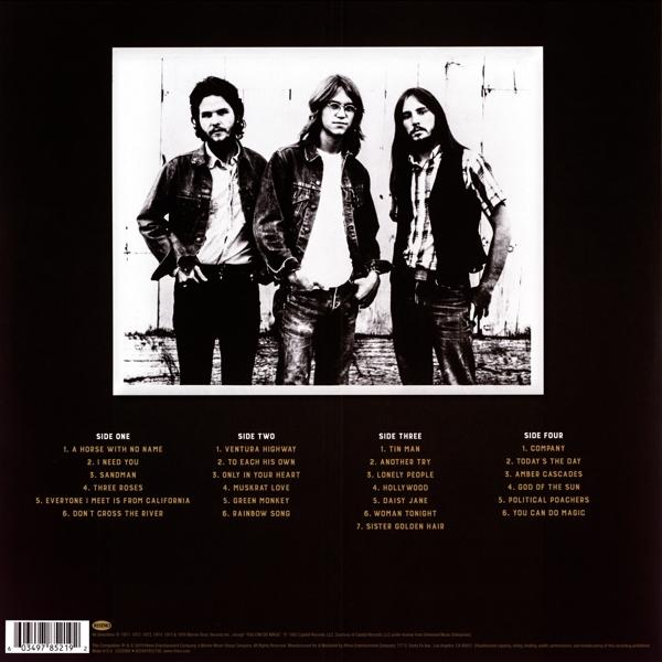 Rückseite eines Albumcovers mit Bandfoto und Titellisten auf dunklem Hintergrund.