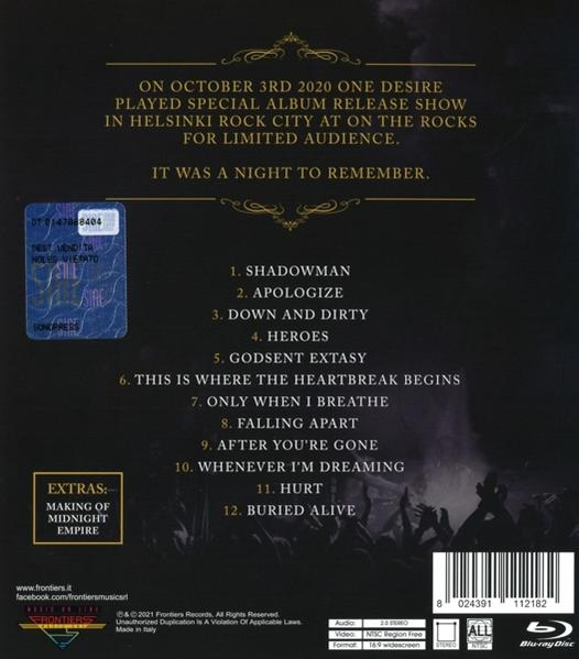 Rückseite eines CD-Covers mit Text, Logo und Foto einer Menschenmenge. Dunkler Hintergrund.