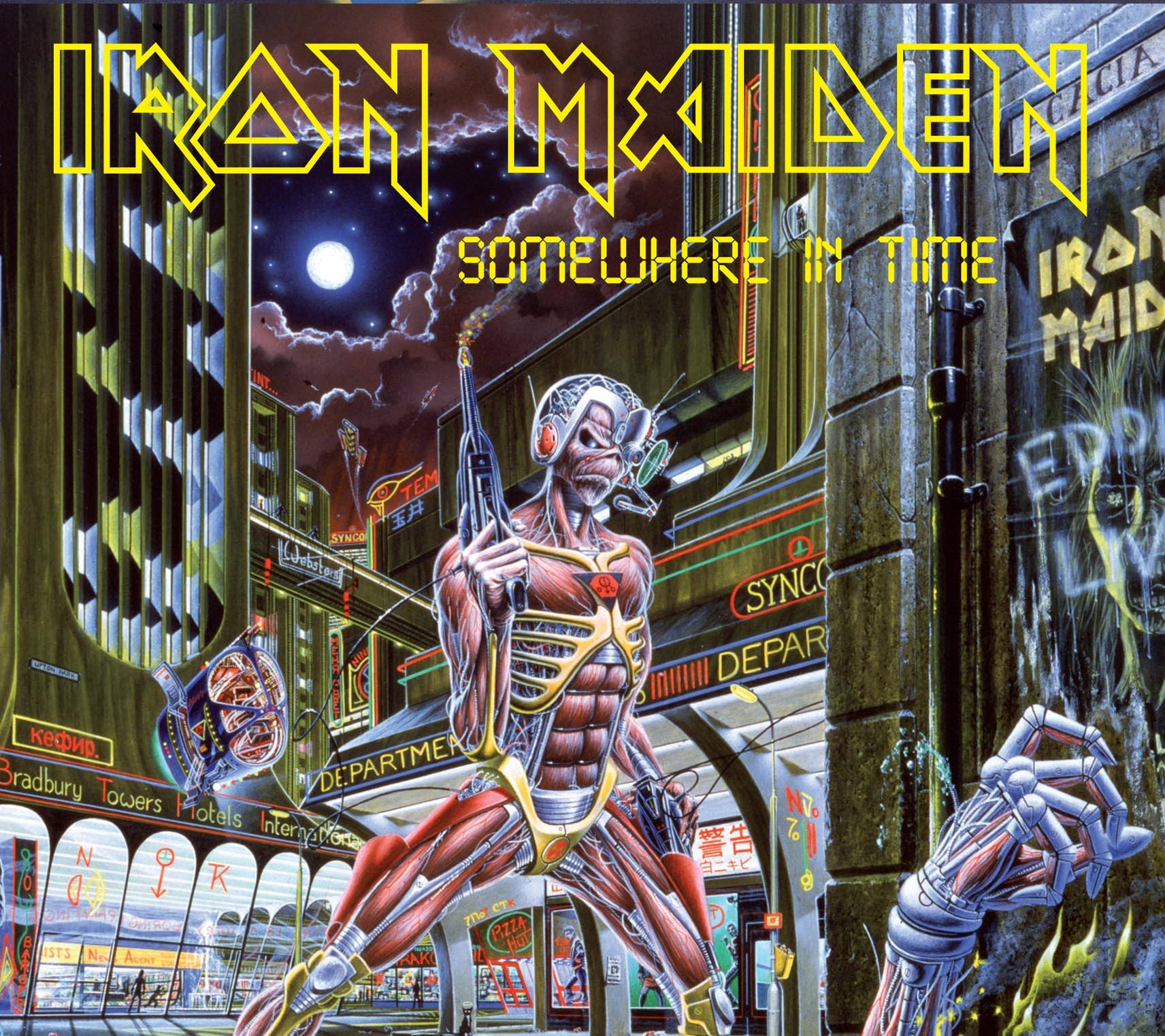Albumcover mit futuristischer Stadtszene. Ein Skelett mit einer Waffe. Gelber Text. Dunkler Hintergrund.