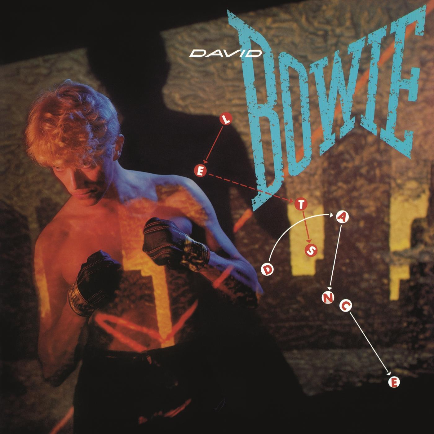 David Bowie Albumcover. Ein Mann ohne Hemd in Boxhaltung, mit Textüberlagerung.