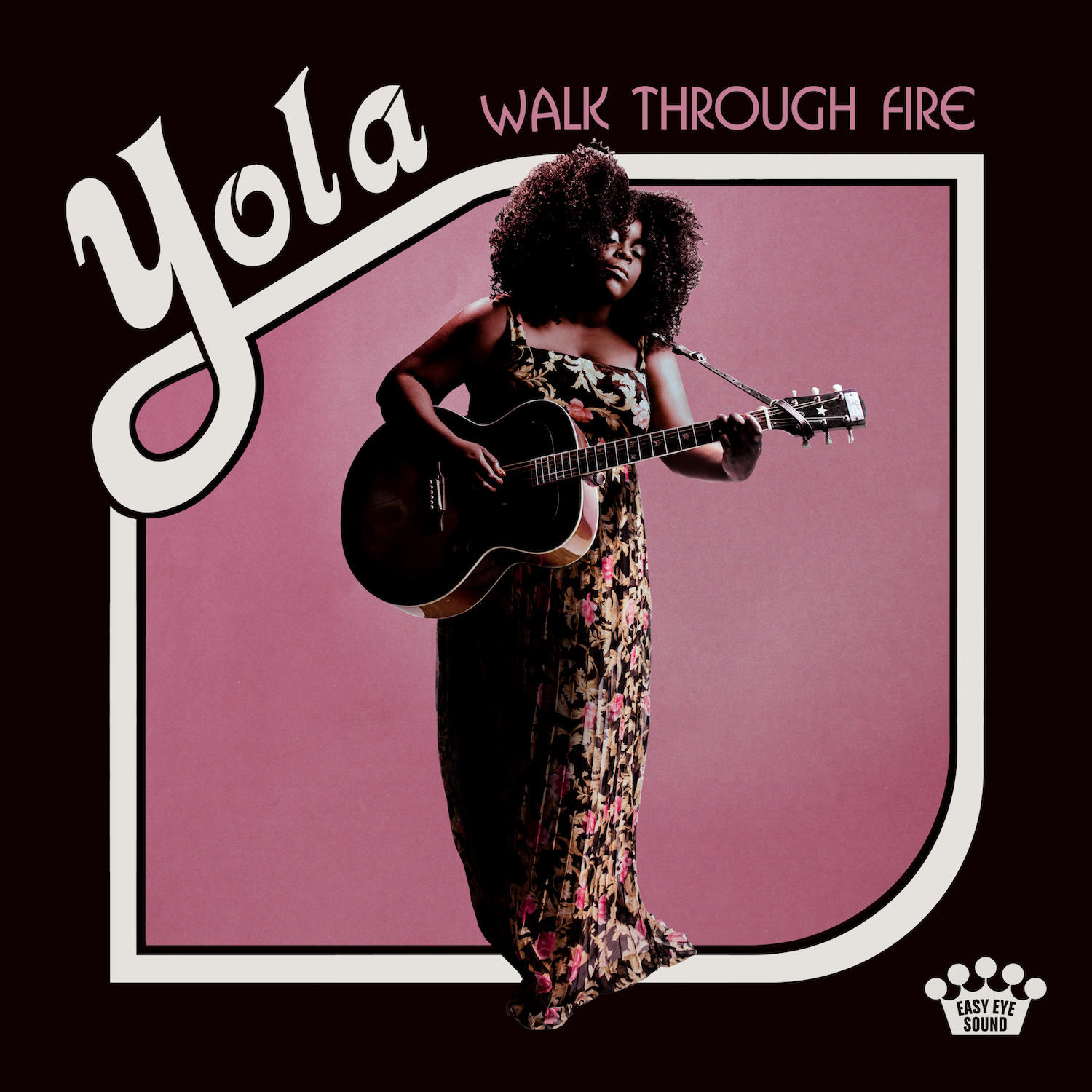 Albumcover: Yola, mit Gitarre, in einem Blumenkleid auf rosa Hintergrund.