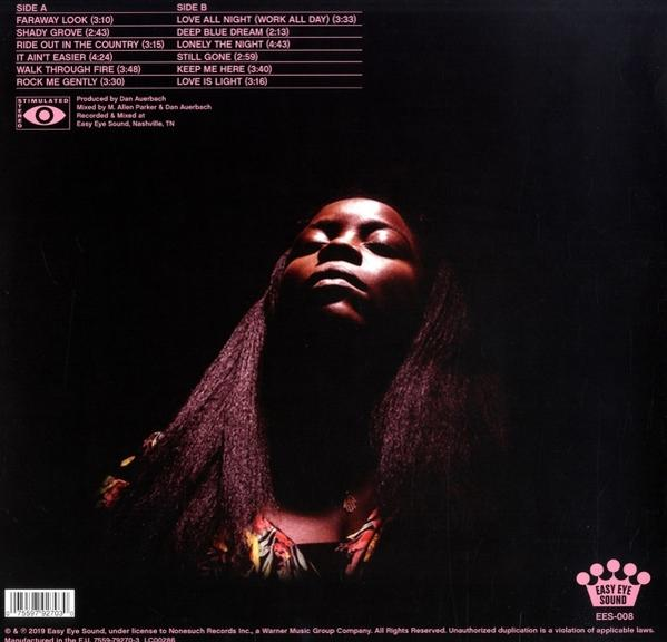 Albumcover mit Frauengesicht, teilweise im Schatten, mit Titelliste auf schwarzem Hintergrund.