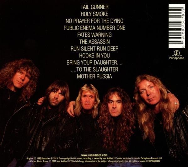 Fünf Männer der Band Iron Maiden posieren für ein Albumcover mit schwarzem Hintergrund.