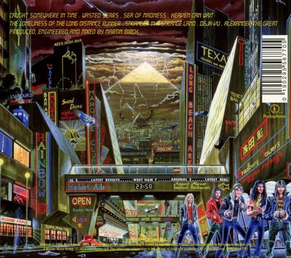 Futuristische Stadt mit Neonlichtern, Pyramide im Himmel, Bandmitglieder im Vordergrund.