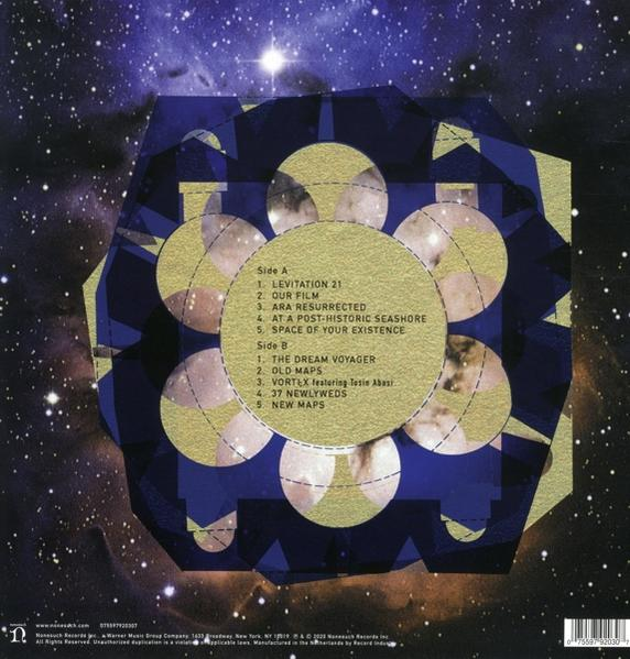 Csillagos ég, közepén zenei album-számlistával.