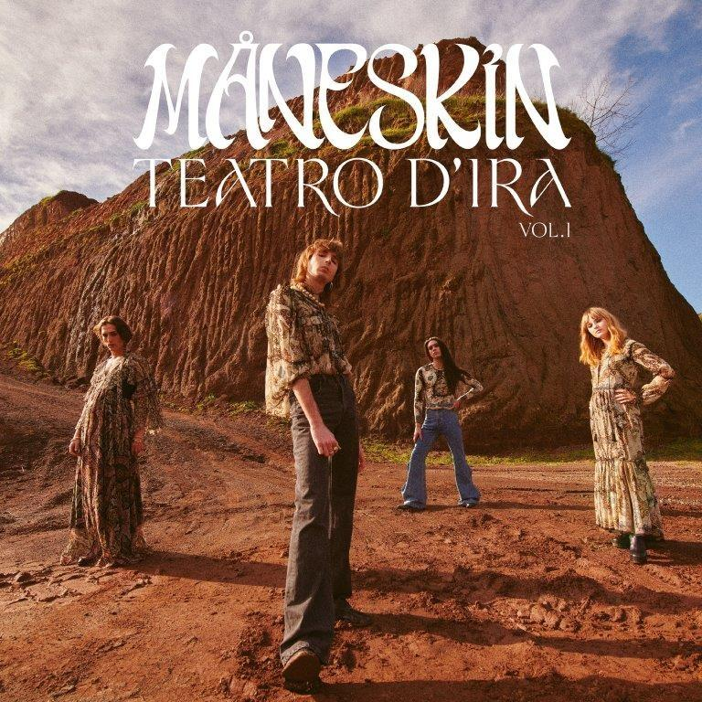 Albumcover, vier Personen stehen auf rötlichem Boden, Text: Maneskin, Teatro D'Ira.
