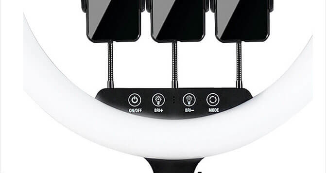Gyűrűfény három telefontartóval és vezérlőgombokkal.