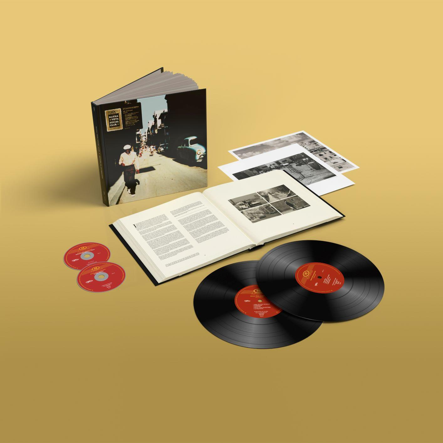 Albumset mit Buch, Schallplatten und CDs. Eine Person geht auf dem Titelfoto.