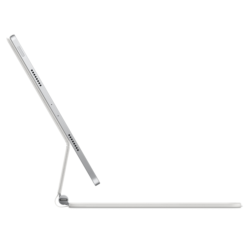 Klavyeli gümüş tablet açılı duruyor. Beyaz arka plan.