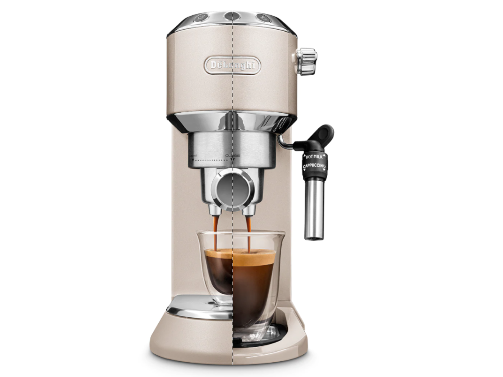 Máquina de espresso, cortada por la mitad, mostrando exterior e interior, con café vertiéndose en un vaso.