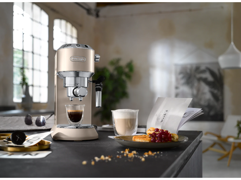 Una máquina de espresso en una encimera de cocina con café y comida.