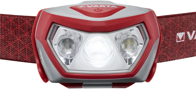 Eine rot-graue Varta-Stirnlampe mit drei hellen Lichtern und rotem Riemen. Das Varta-Logo ist sichtbar.
