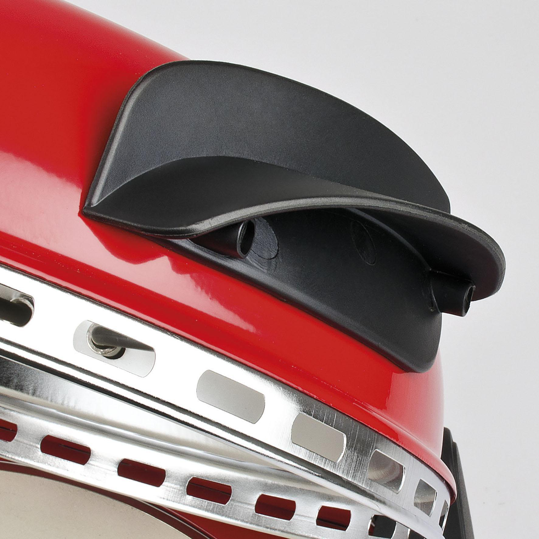 Nahaufnahme eines roten Grilldeckels mit schwarzem Griff und einem silbernen Metallstreifen.