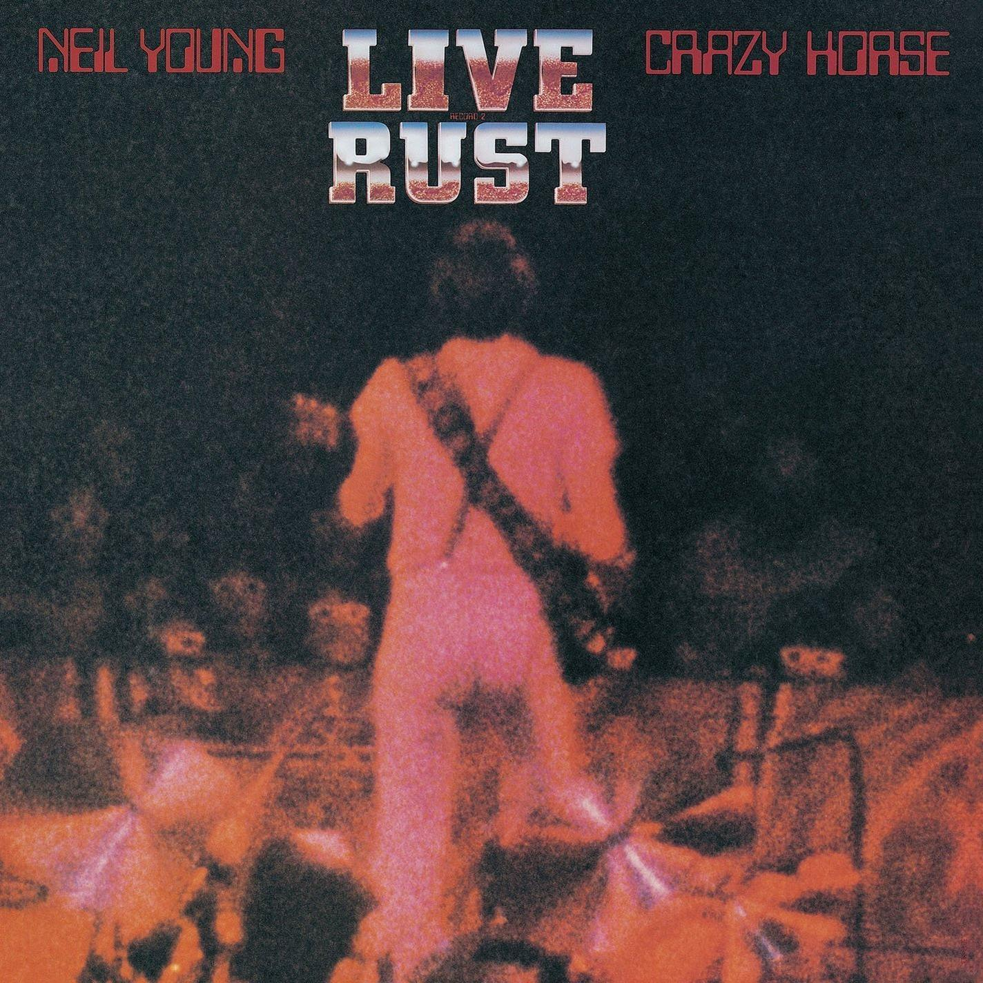 Neil Young, Live Rust album borító, zenész sziluettje a színpadon, piros árnyalat.