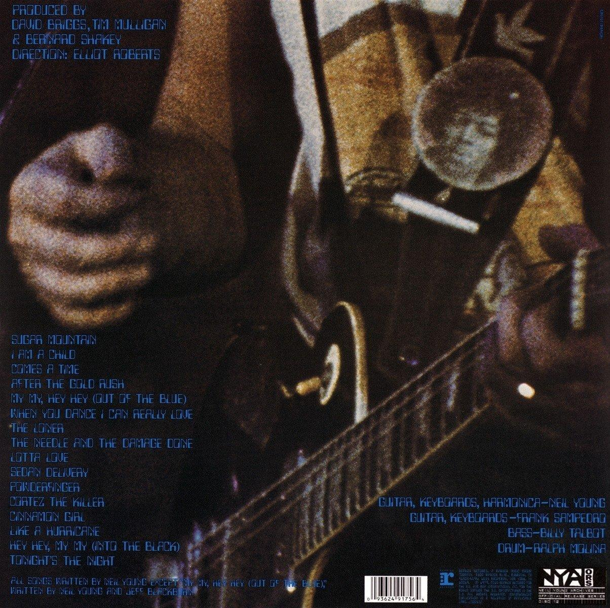 Album borító közelképe. Gitárt, szöveget és egy személy karját mutatja. Sötét és hangulatos.