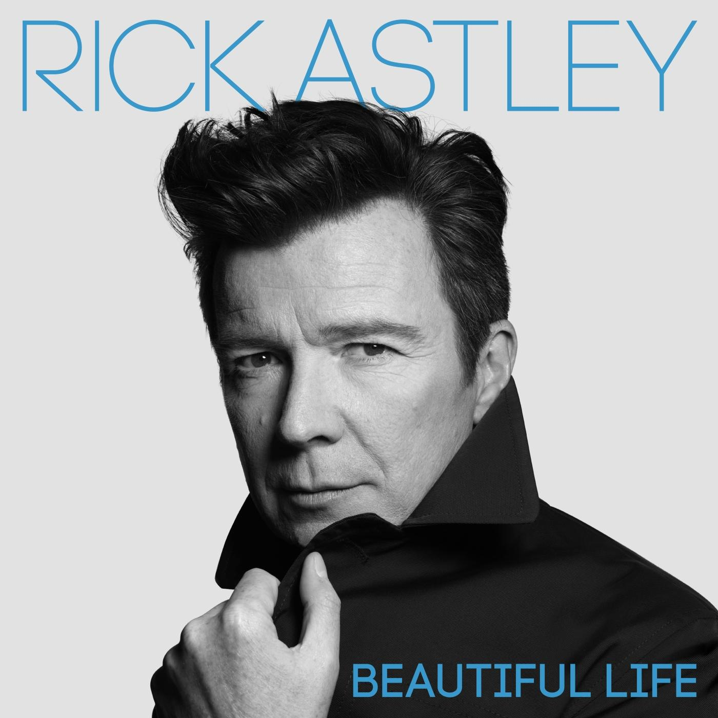 Albumborító Rick Astley-vel. A kamerába néz.