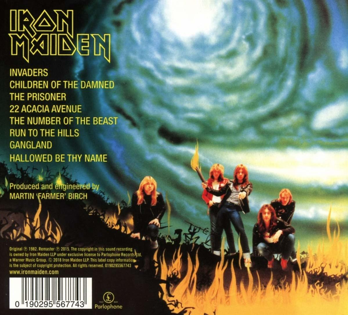 Das Albumcover zeigt Bandmitglieder vor einem rauchigen Hintergrund und Flammen.
