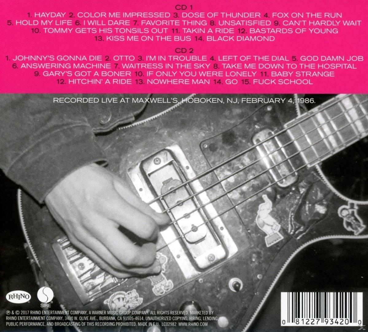 Album-Rückseite. Titelliste und eine Hand, die Bassgitarre spielt.