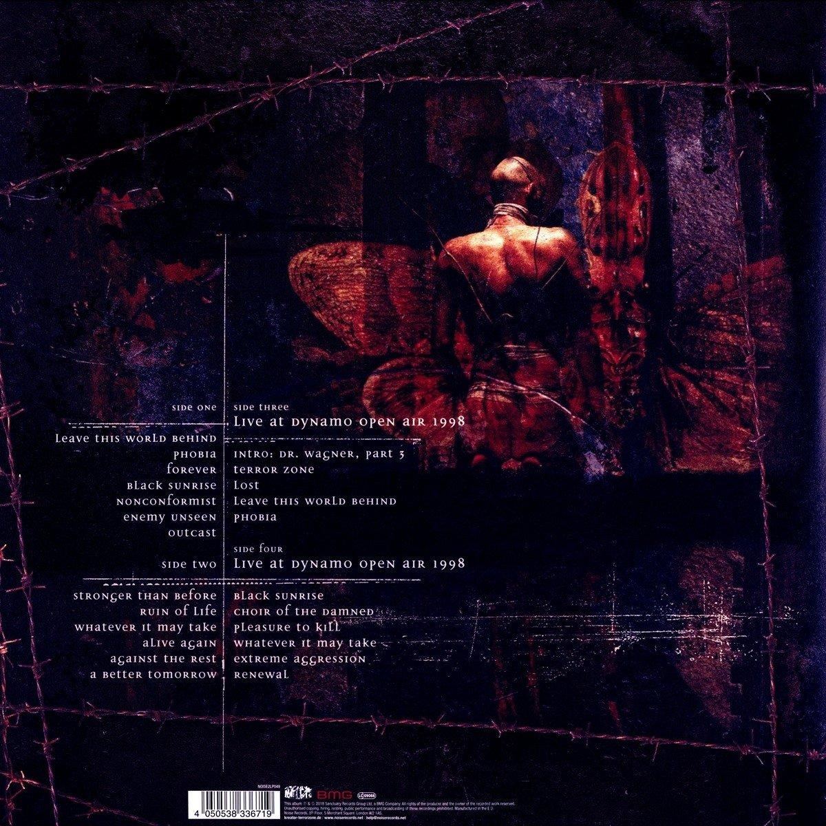 Album-Rückseite mit Titellisten, Bandbild und Barcode. Dunkler, strukturierter Hintergrund mit Stacheldraht.
