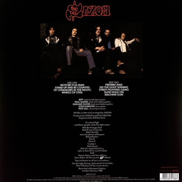 A Saxon album borítója. A zenekar tagjai a dalszövegeket és a stáblistát tartalmazó szöveg felett ülnek. Piros logó felül.