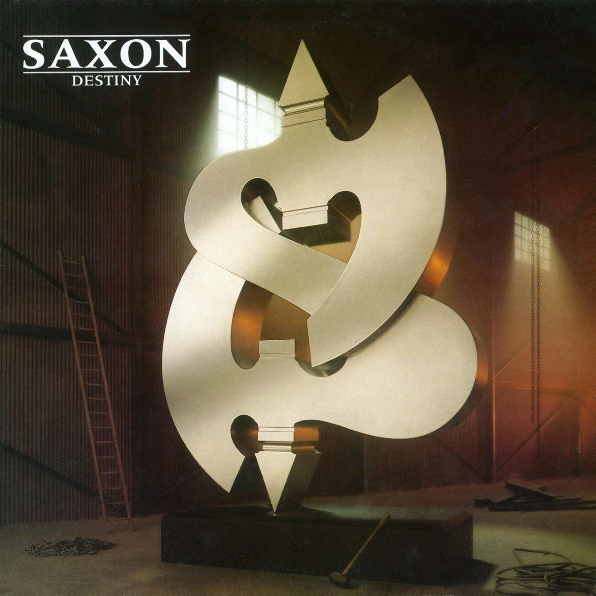 Album borító egy szoborról a "SAXON" szóval a tetején és a "DESTINY" szóval alatta.