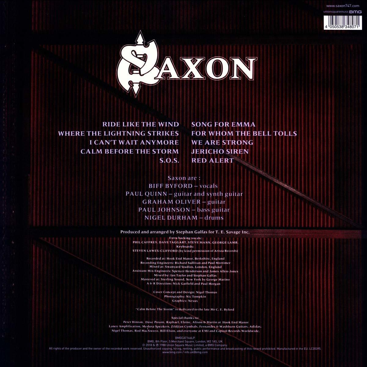 Egy Saxon album borítójának hátulja, a dalcímekkel, a zenekar tagjaival és a stáblistával fehér színnel feketén.