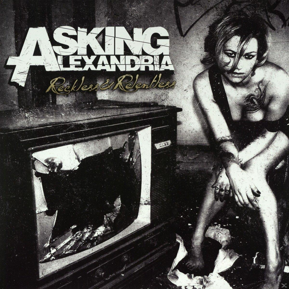 Fekete-fehér Asking Alexandria albumborító, egy nővel egy törött tévé mellett.