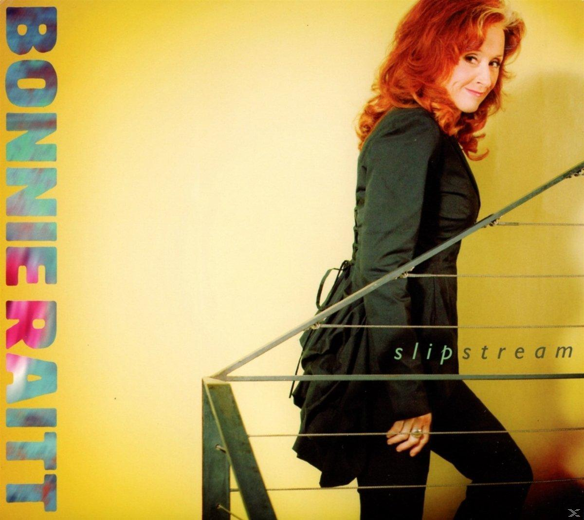 Albumcover von Bonnie Raitt, die eine Treppe hochgeht, mit dem Titel 'Slipstream'.