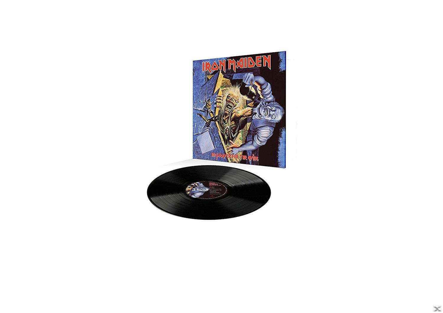 Egy Iron Maiden album borítója és egy bakelit lemez látható fehér háttér előtt.
