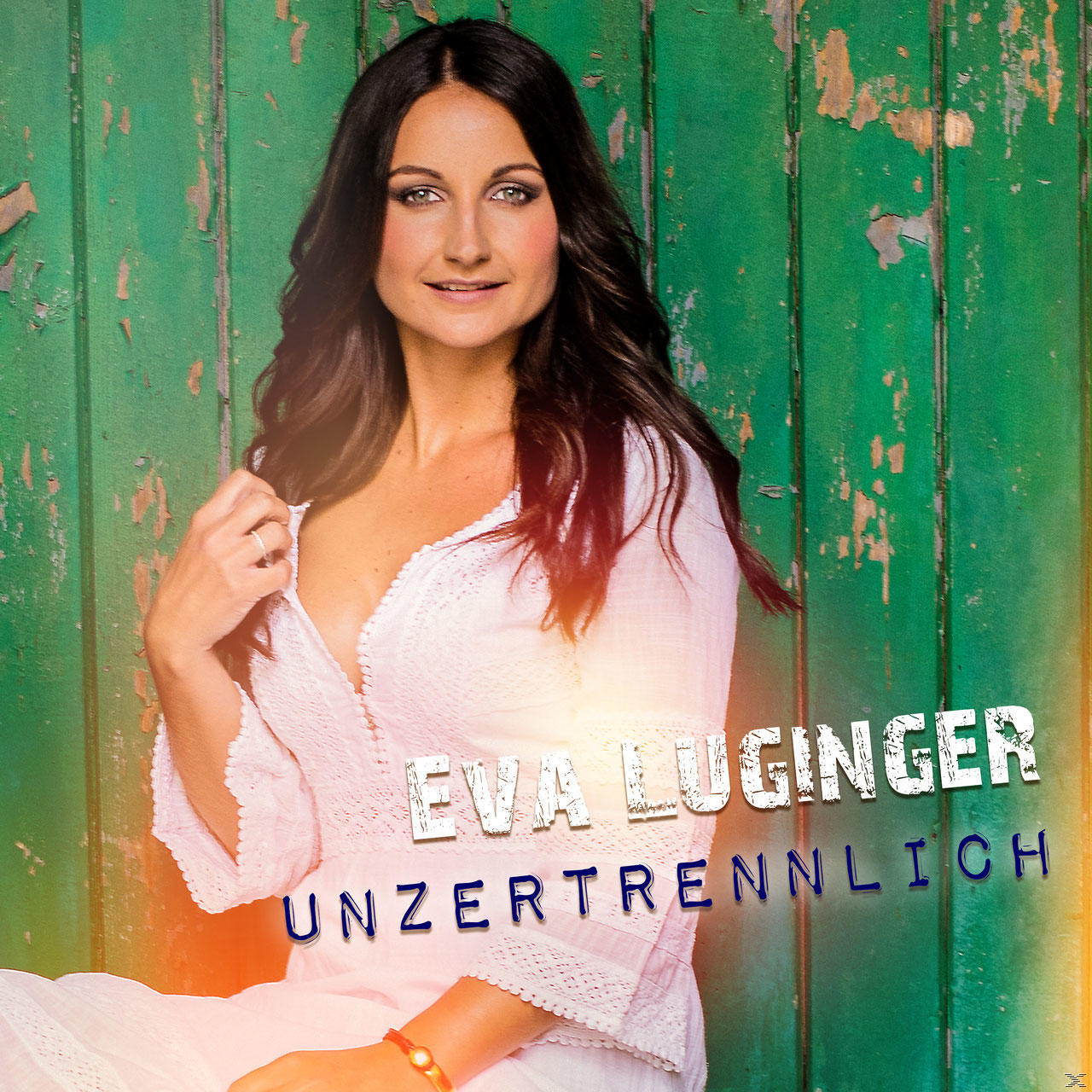 Frau in rosa Kleid, grüner Hintergrund mit Text 'EVA LUGINGER UNZERTRENNLICH'.