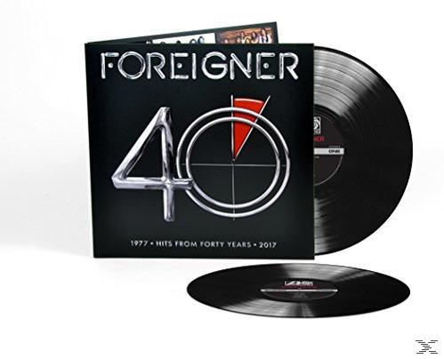 A Foreigner 40. évfordulójának albumborítója, lemezekkel.