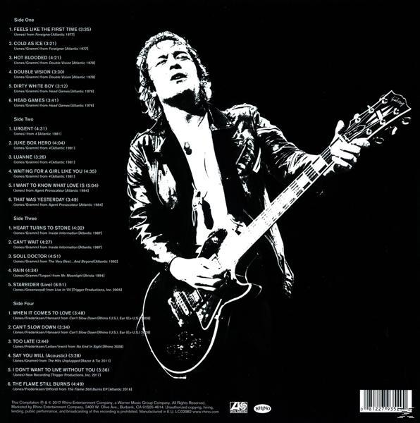 Fekete-fehér kép egy gitározó férfiról. Az albumborítón a dalok listája látható.